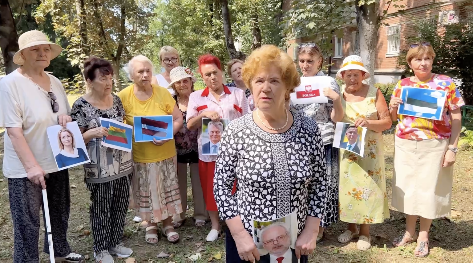 Российские пенсионерки сожгли фото первых лиц стран Балтии и Польши