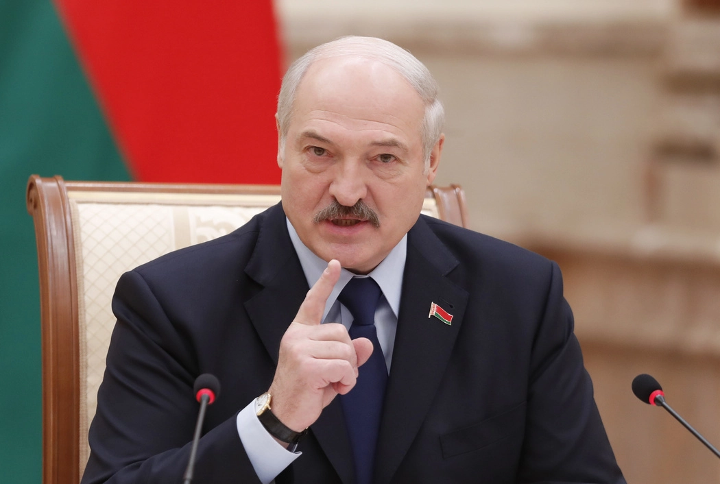 Лукашенко пригорозил "взять под прицел" столицы на Западе