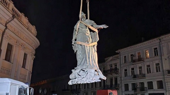 В Одессе снесли памятник Екатерине Второй. Век назад его уже сносили большевики В Одессе снесли памятник Екатерине Второй. Век назад его уже сносили большевики