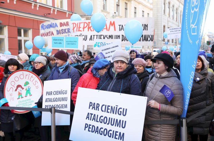 Рижская дума согласилась на переговоры с учителями