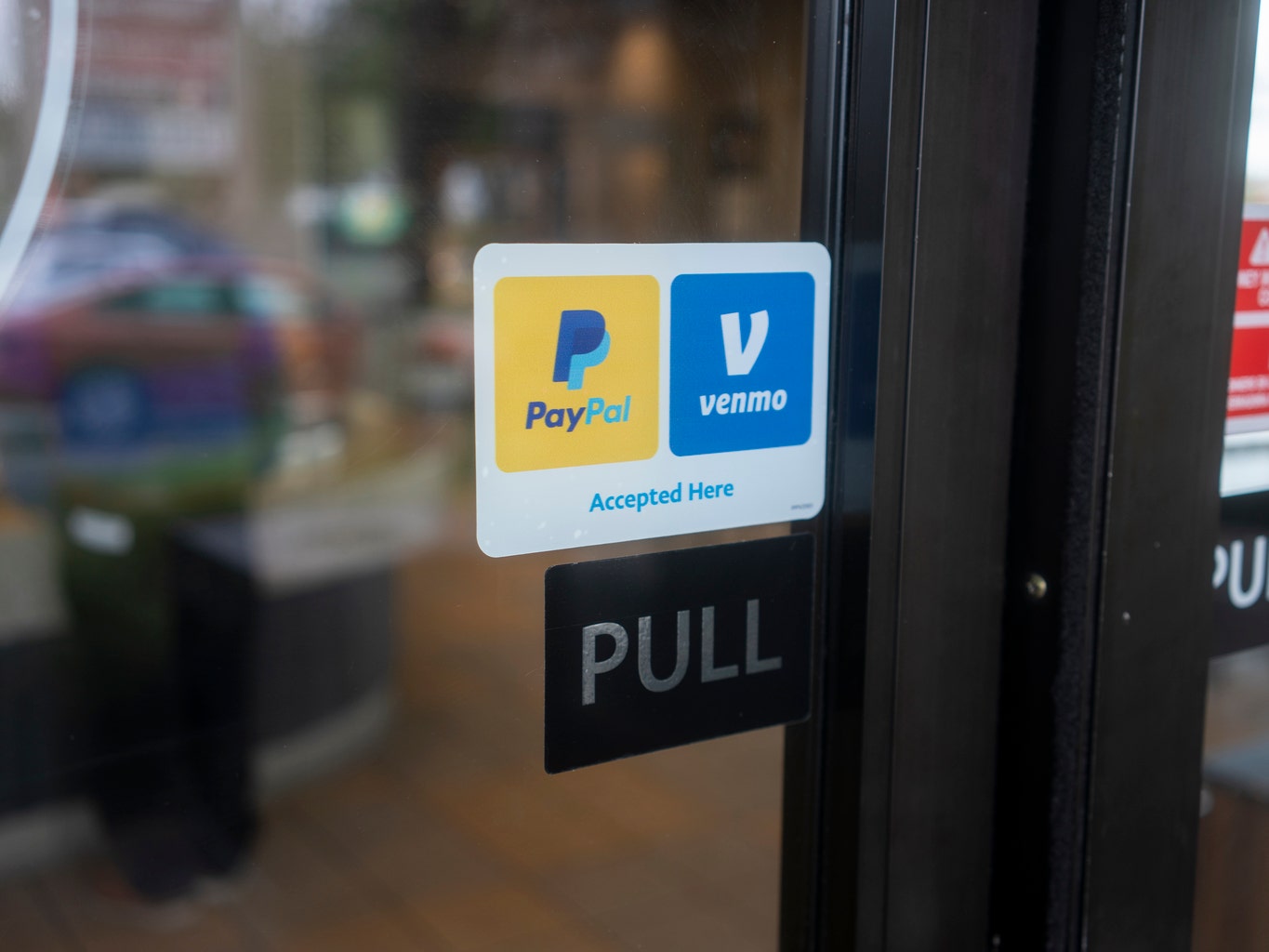 PayPal прекратил работу с Россией, eBay приостановил доставку заказов