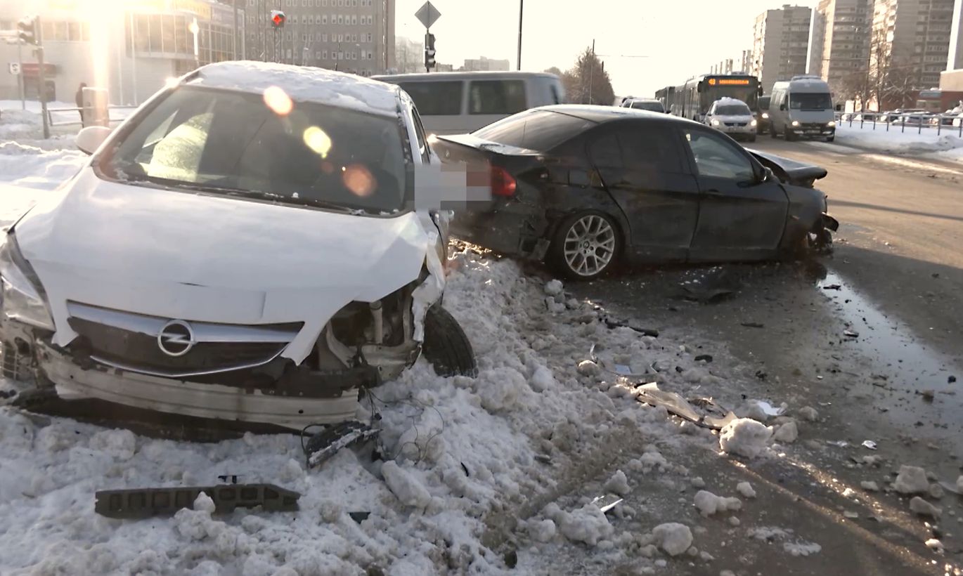 Серьезная авария в Плявниеки: две женщины не поделили перекресток