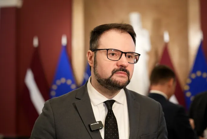 Министр: политики не должны решать, в какие дороги вкладывать деньги Министр: политики не должны решать, в какие дороги вкладывать деньги