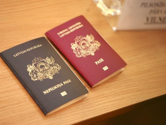 За последние годы сократилось число неграждан Латвии