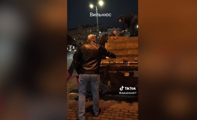 Литовцы разрисовали российский подбитый танк