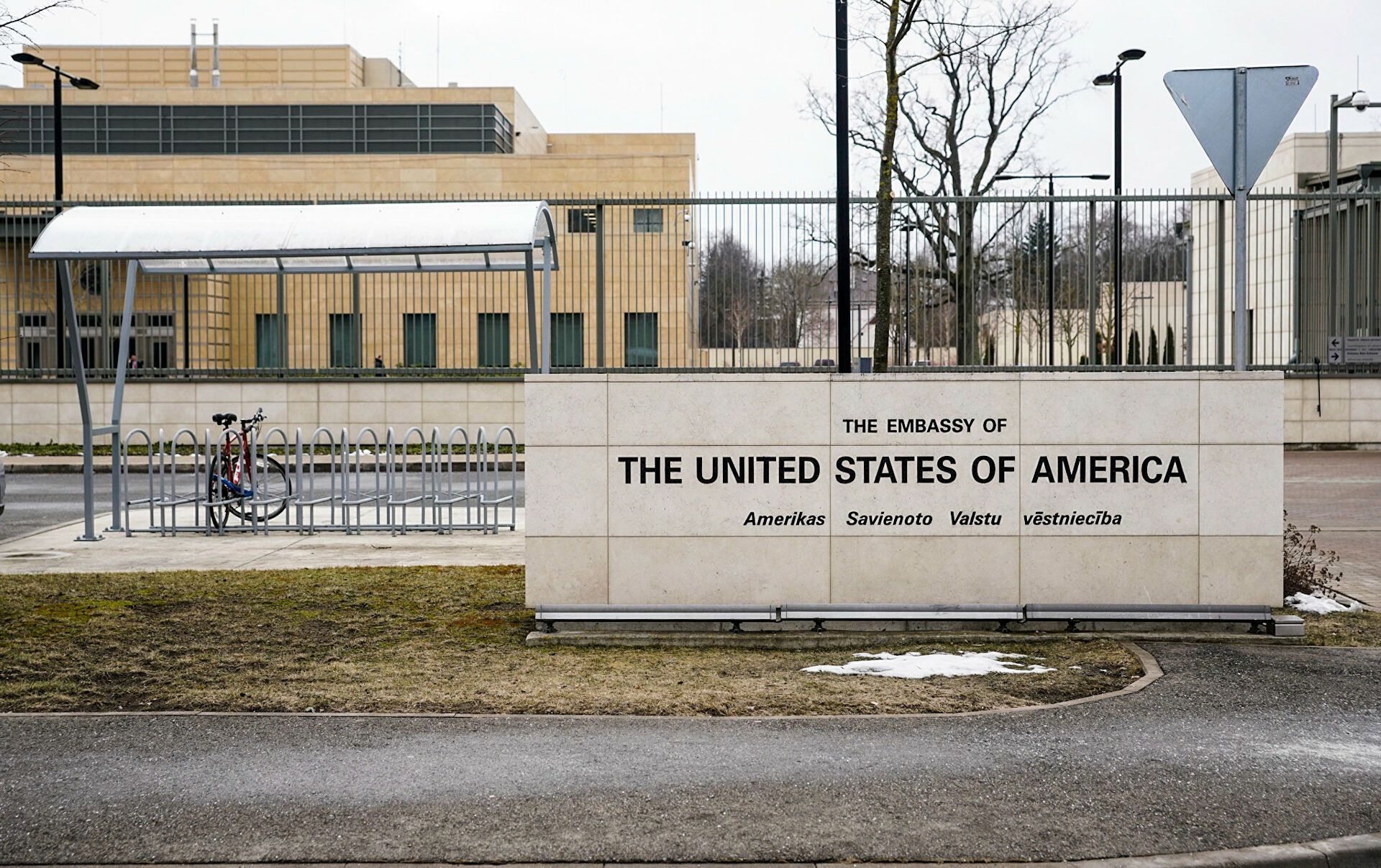 США заморозили иностранную помощь — к чему это привело в Латвии?