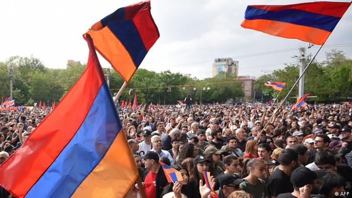 Оппозиционеры разбили в центре Еревана палаточный лагерь. Требуют отставки премьера