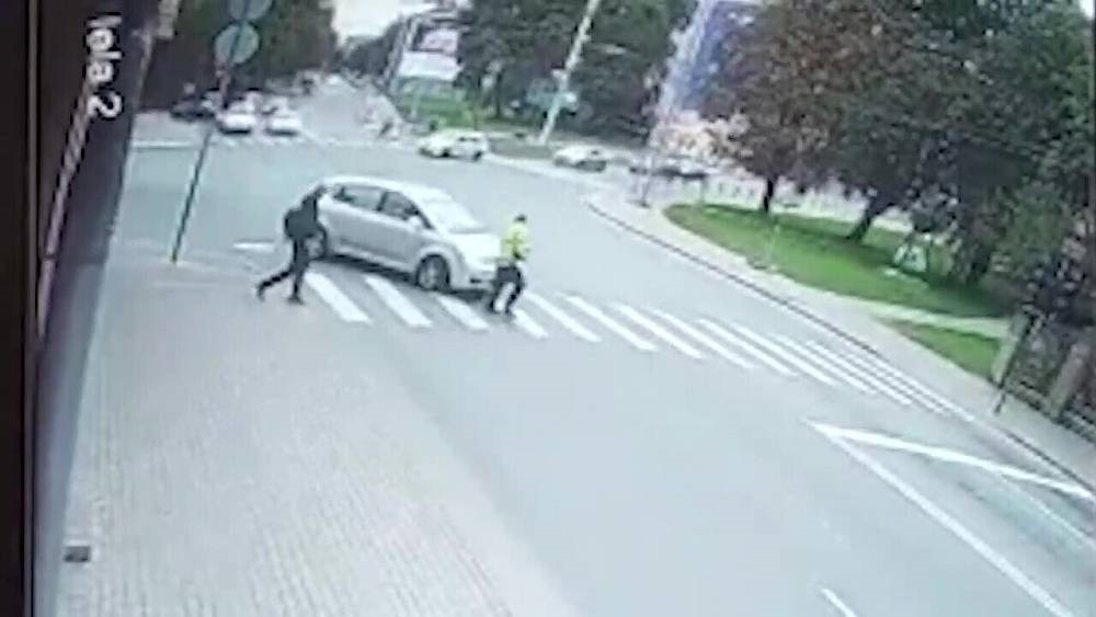Пожилой водитель без прав в Риге переехал пешехода и поехал дальше (осторожно - видеозапись происшествия)
