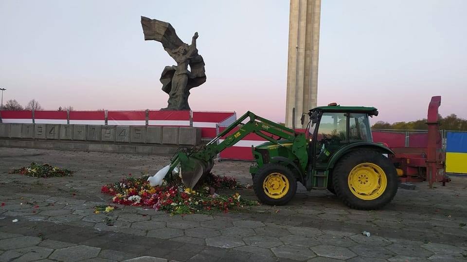 Власти Риги поспешно убрали все цветы у памятника Освободителям (дополнено комментарием латышского политолога) Власти Риги поспешно убрали все цветы у памятника Освободителям (дополнено комментарием латышского политолога)