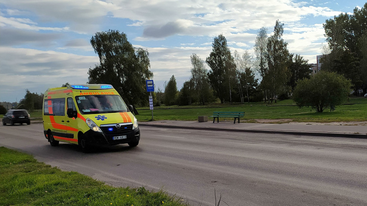 ЧП с пассажирским автобусом под Огре: пострадали пять человек