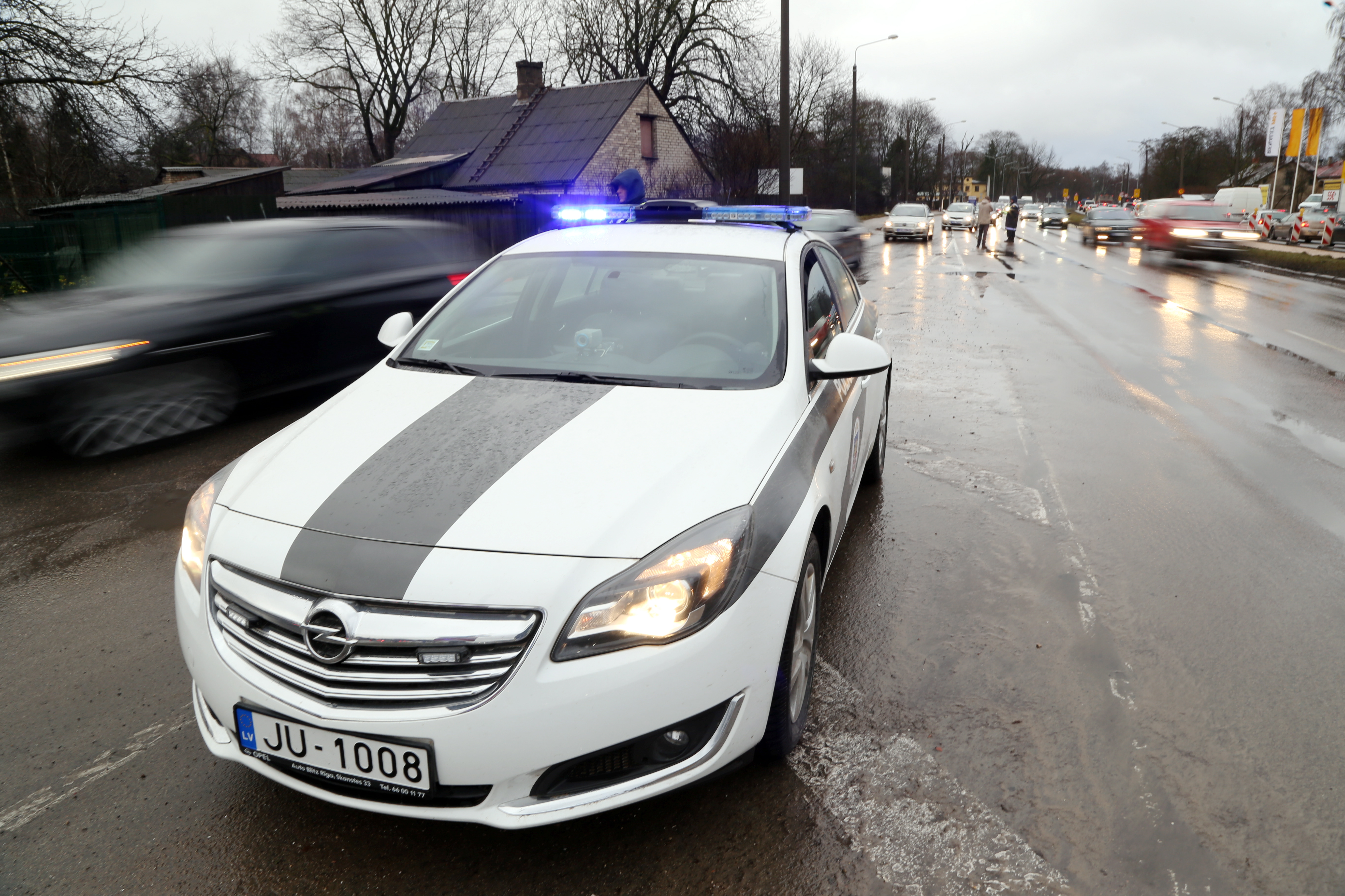Ātruma kontroles maratonā Latvijas policija kopumā pieķērusi aptuveni 11 000 pārkāpējus Ātruma kontroles maratonā Latvijas policija kopumā pieķērusi aptuveni 11 000 pārkāpējus