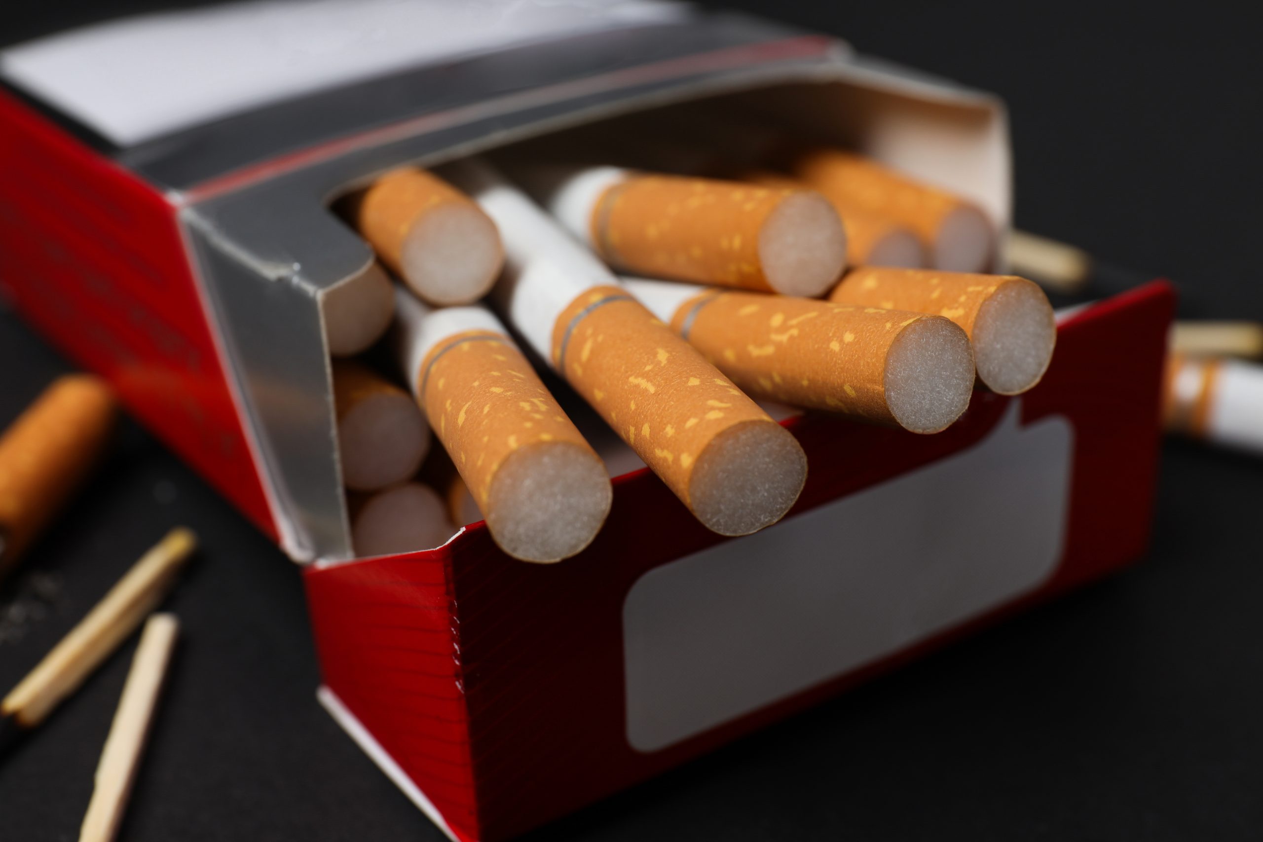 Rīgā kādā noliktavā atrod 1,5 miljonus nelegālu cigarešu un izsekošanas ierīces Rīgā kādā noliktavā atrod 1,5 miljonus nelegālu cigarešu un izsekošanas ierīces