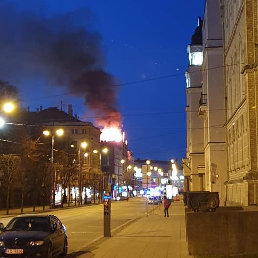 Началось выяснение виновных в трагическом пожаре в нелегальном хостеле в Риге