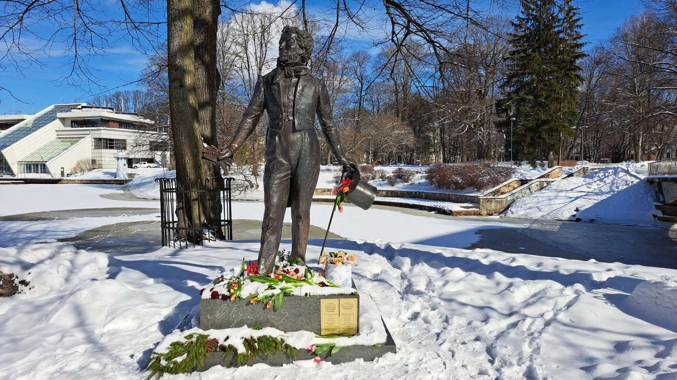 А чей же Пушкин? Но переехать обязан
