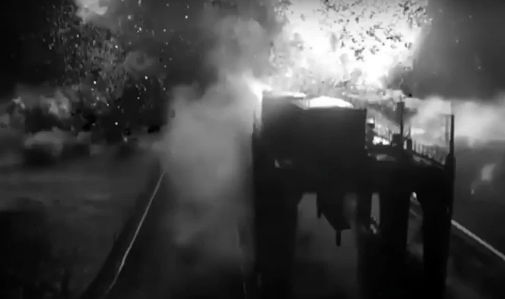 Видео взрыва моста у Каховской ГЭС появилось в Интернете