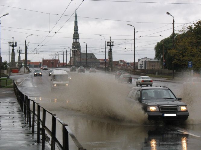 Почему ливневка в Риге не справляется с дождями