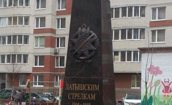 «Какой пример подают сами россияне?!» В Петербурге снесли памятник латышским стрелкам