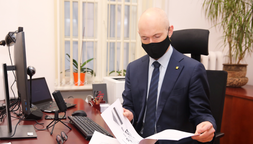 Вместо новых ограничений правительство обсудило заразность британского ковида