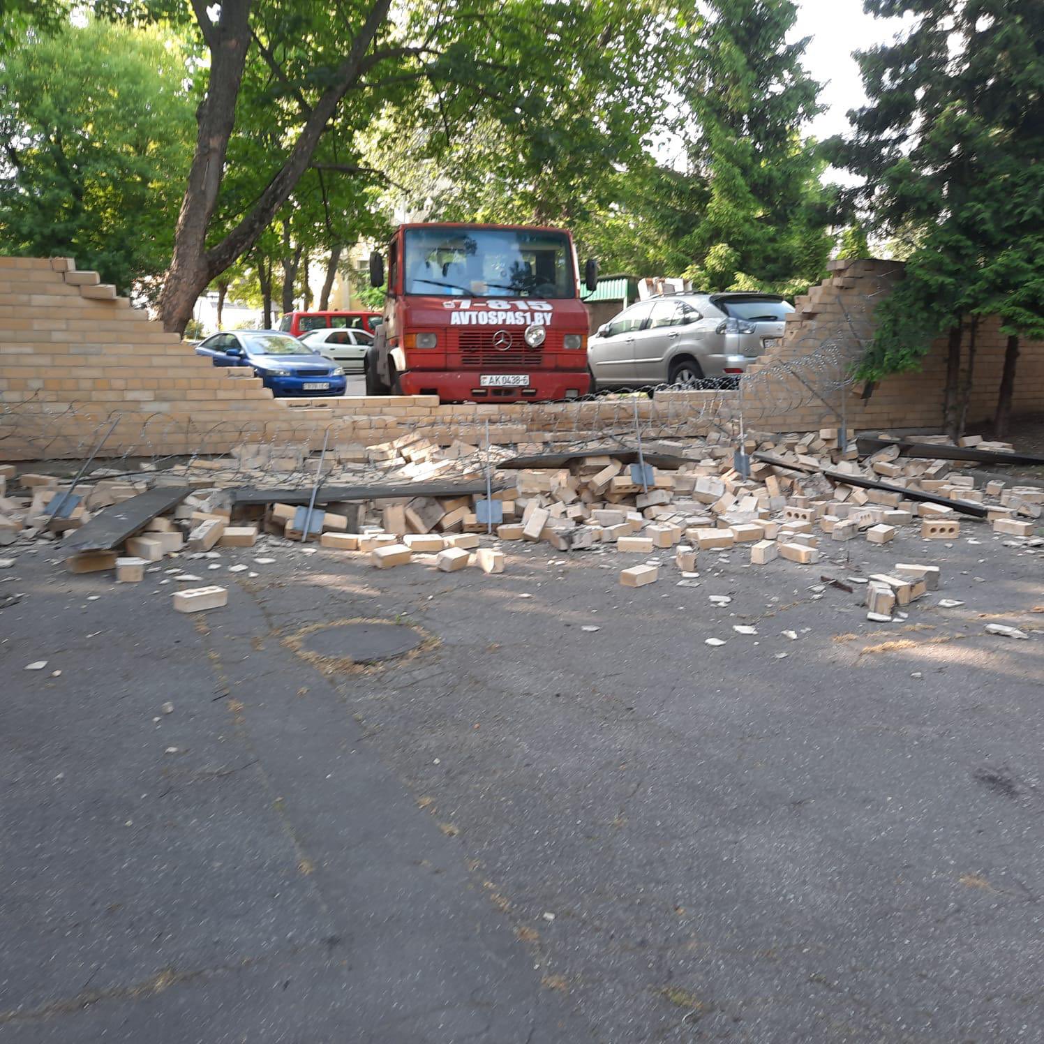В посольство Латвии в Минске врезался автоэвакуатор