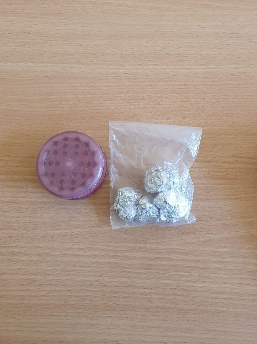 Полицейский пес нашел марихуану. В школьной сумке Полицейский пес нашел марихуану. В школьной сумке