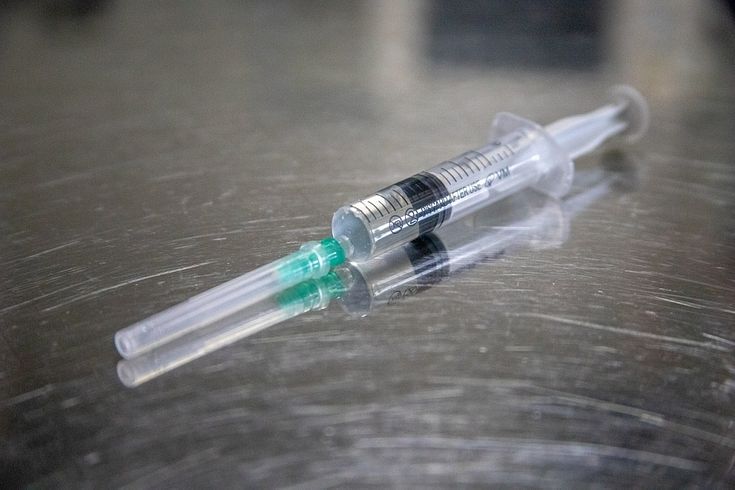 Из-за прививки госпитализировали одного человека в Латвии