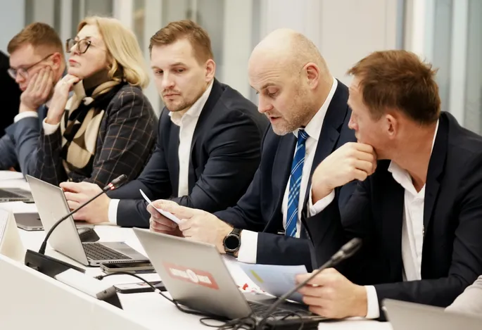 Руководители комиссии по Rail Baltica заработали дополнительно по 3 600 евро