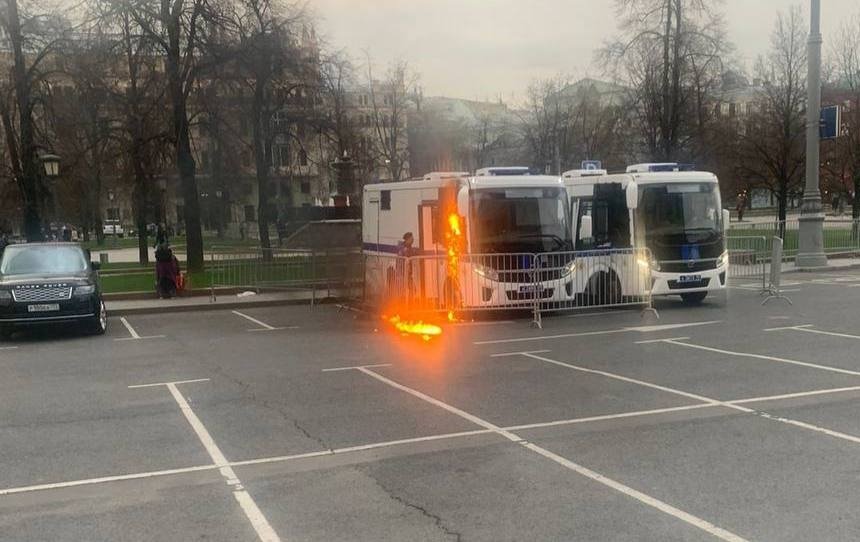 В автомобиль ОМОНа в центре Москвы прилетел «коктейль Молотова». Метатель задержан