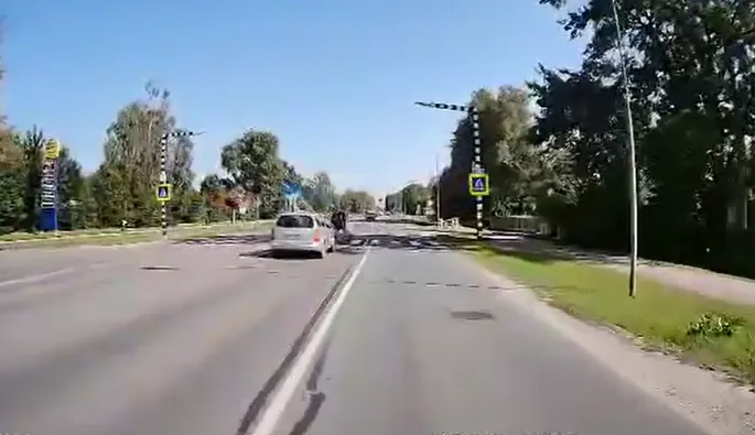 На пешеходном переходе в Елгаве сбиты три мальчика