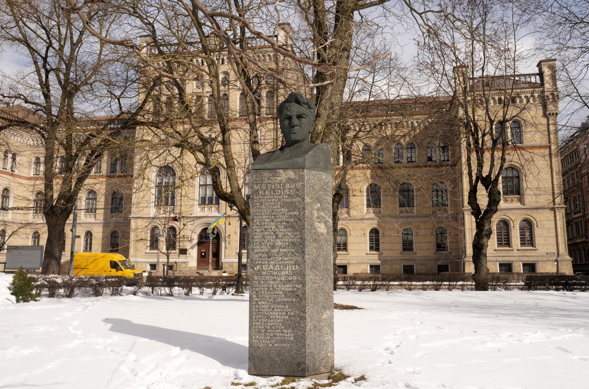 Ночью в Риге демонтирован памятник Келдышу