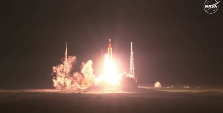 NASA отправило самую мощную в мире ракету на Луну (ВИДЕО)