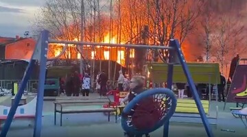 Невозмутимость 80-го уровня. Россияне спокойно наблюдали за пожаром возле детской площадки (видео)