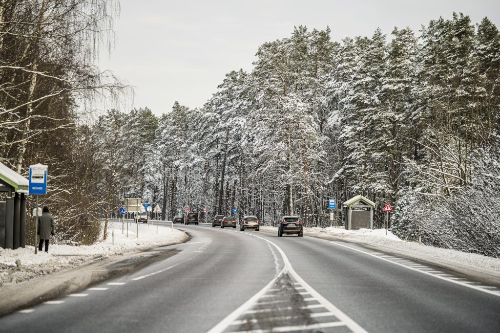 Местами в Видземе, Земгале и Курземе затруднено движение из-за снега и обледенения Местами в Видземе, Земгале и Курземе затруднено движение из-за снега и обледенения