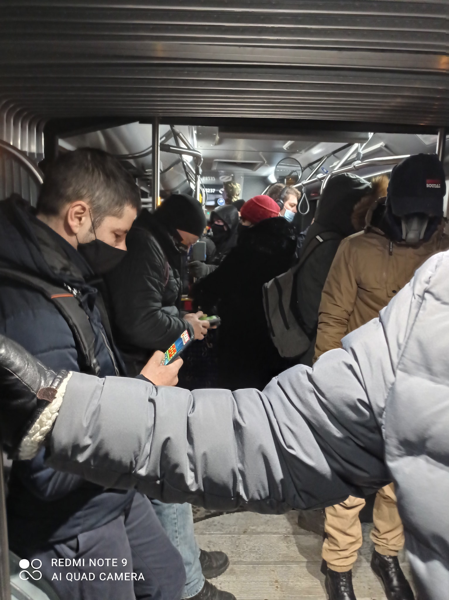 «Чиновники, каким местом вы думаете?» Рижанка о толпе в автобусе после сокращения рейсов общественного транспорта