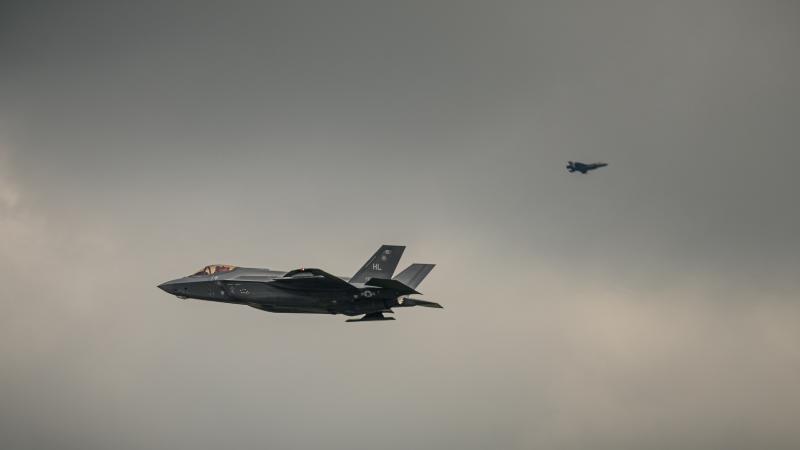 Два истребителя F-35 и воздушный заправщик пролетели над центром Риги на малой высоте (видео)