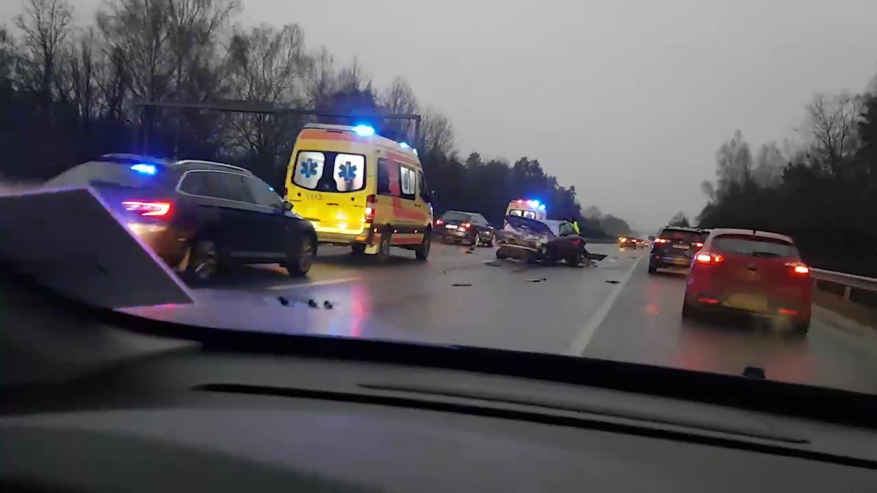 Из-за аварии частично блокировано движение на Елгавском шоссе Из-за аварии частично блокировано движение на Елгавском шоссе