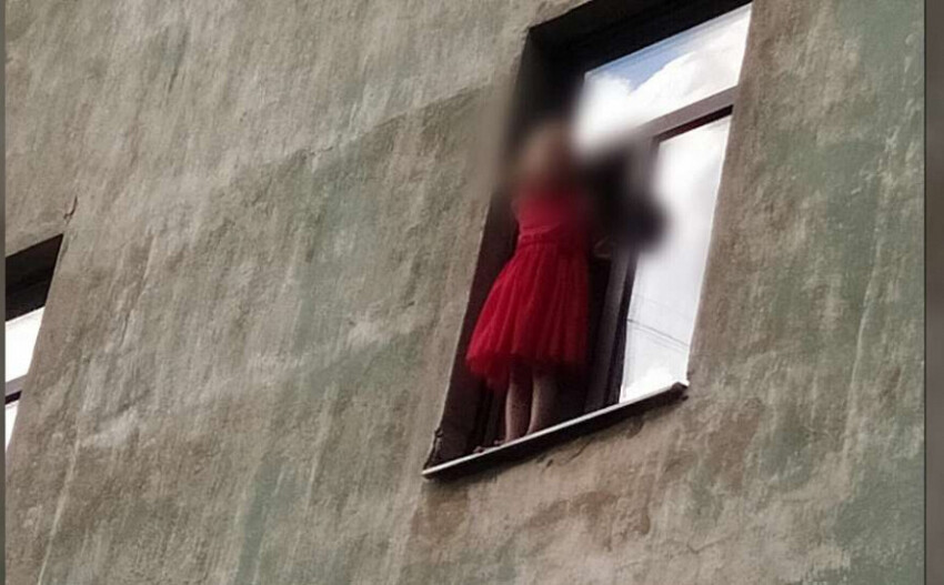 Прохожих в Агенскалнсе напугала маленькая девочка. Она стоял на подоконнике третьего этажа