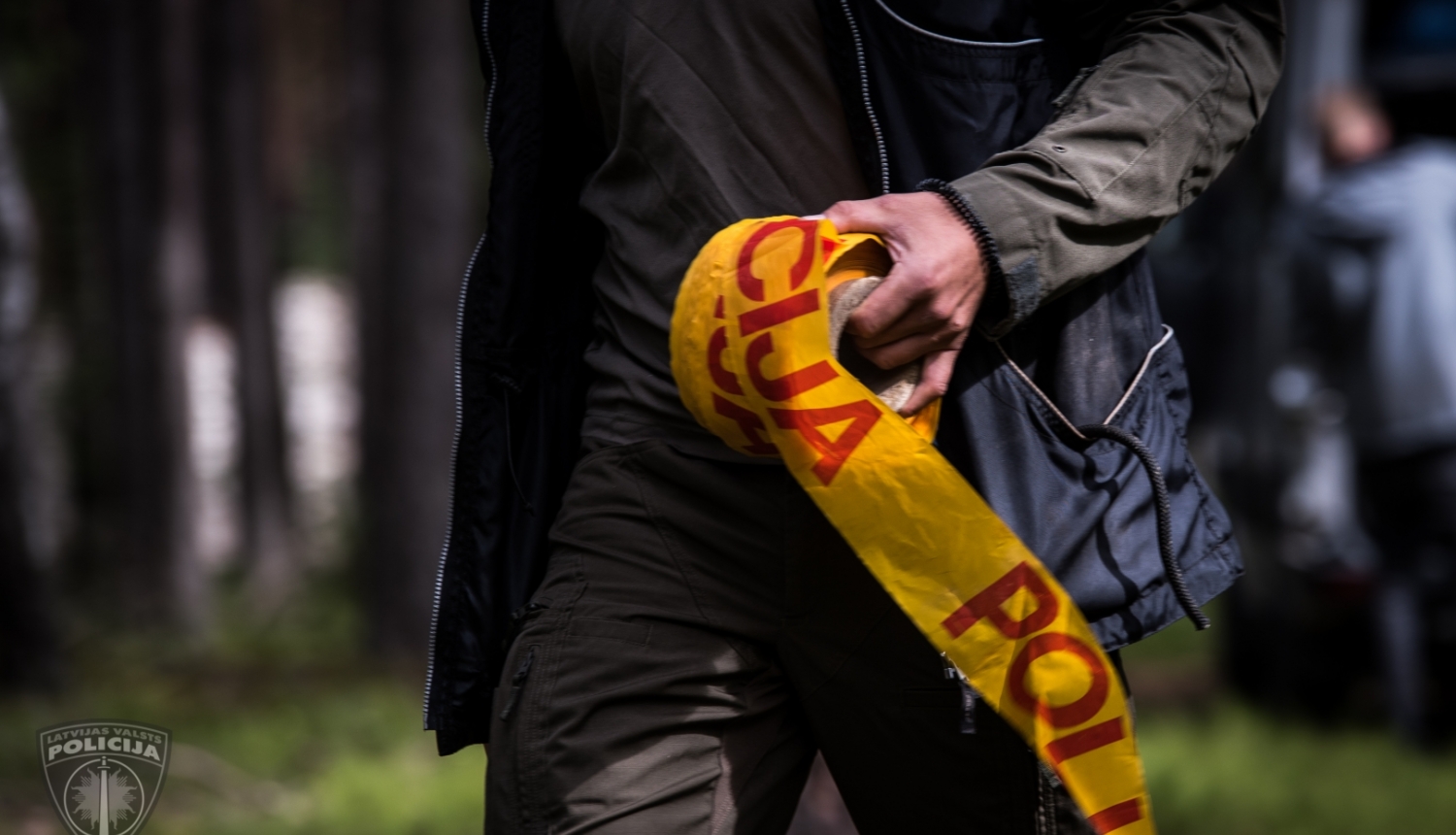 Убитой в Олайне девочке было пять лет, а найденный у дома - ее отец Убитой в Олайне девочке было пять лет, а найденный у дома - ее отец