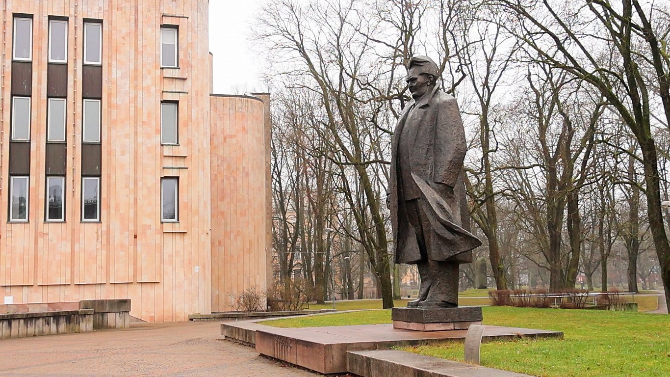 Памятник Андрею Упитису предлагают переместить в Скривери