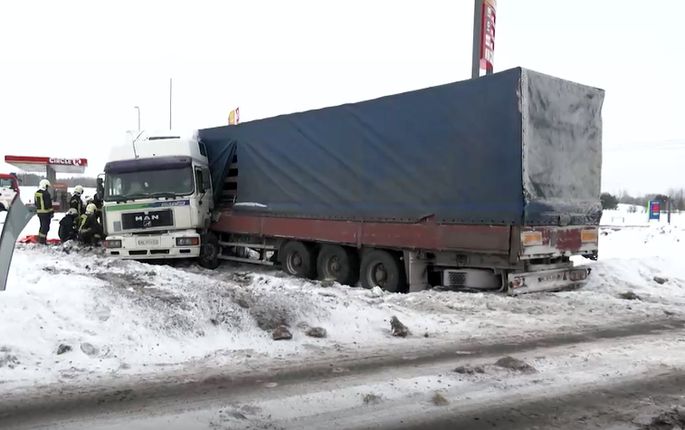 Пьяный дальнобойщик на "круговой" поехал в другую сторону и вызвал серьезную аварию Пьяный дальнобойщик на "круговой" поехал в другую сторону и вызвал серьезную аварию