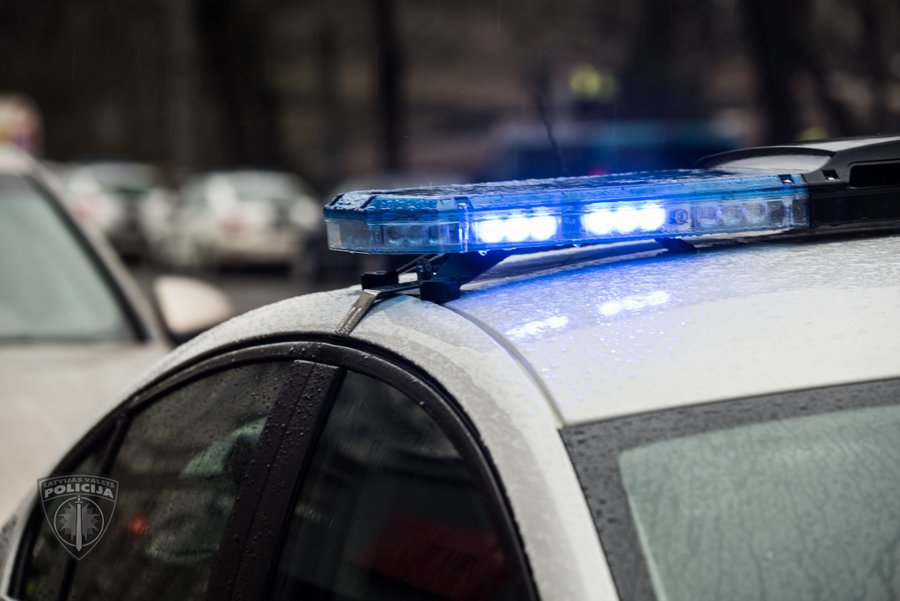 Лихач повредил сразу пять автомобилей в одном дворе Лихач повредил сразу пять автомобилей в одном дворе