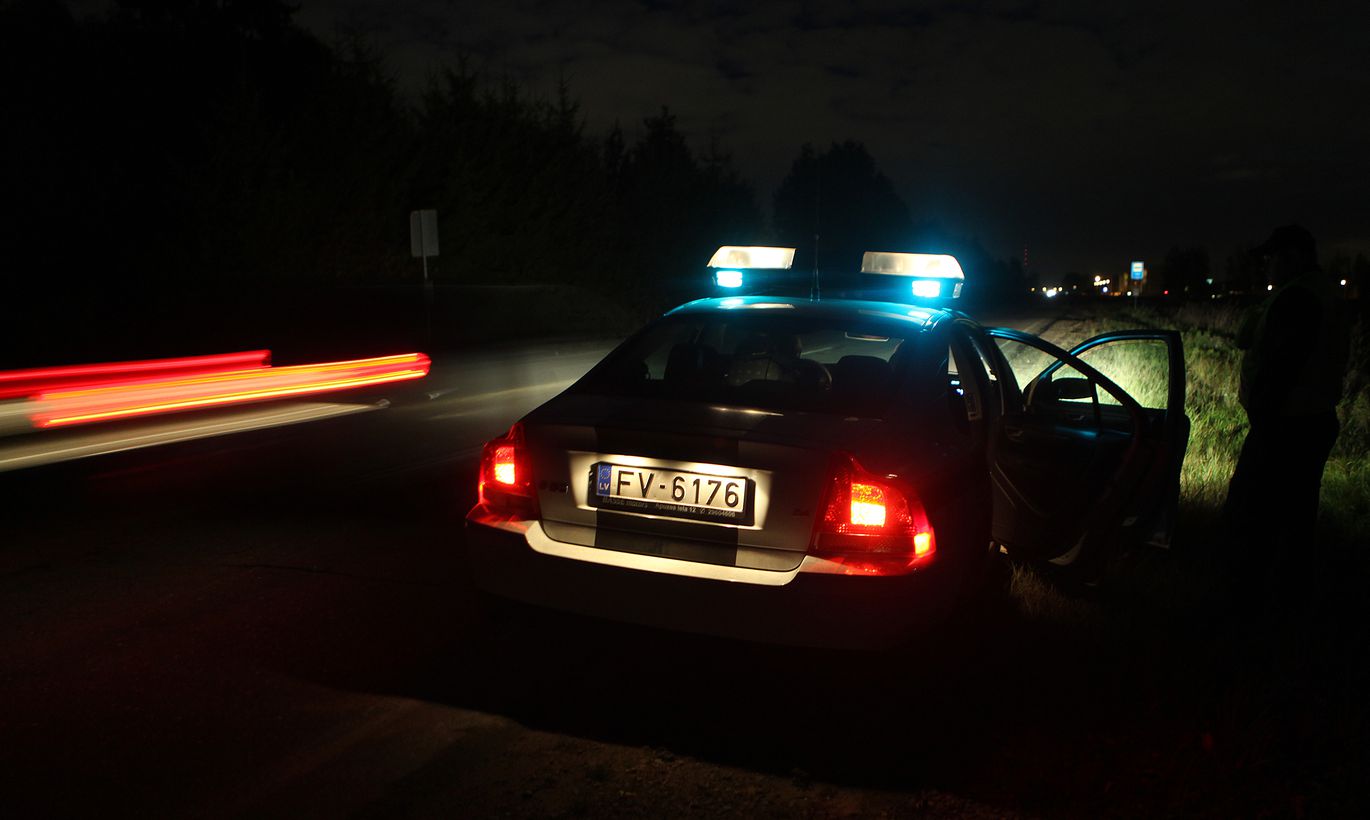 Тяжелое ДТП в Кекаве: водитель врезался в столб и дерево