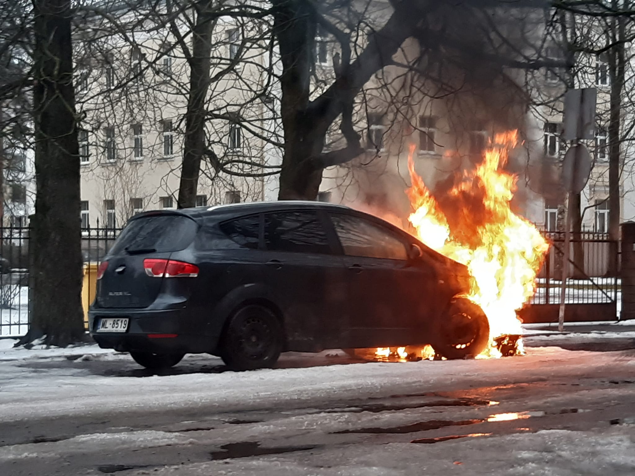 На парковке в Пурвциемсе загорелась машина (видео)