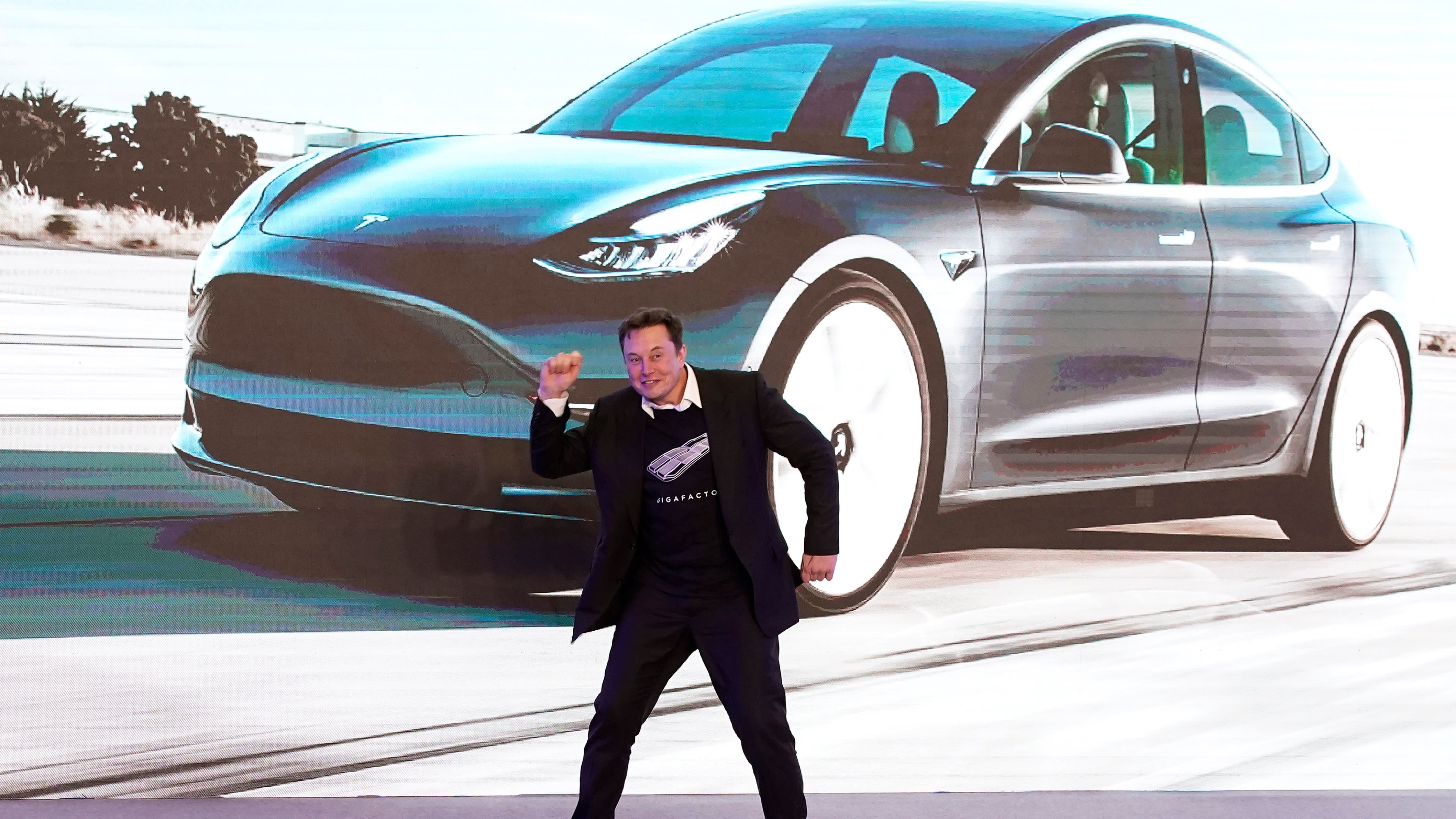 Маск ищет дизайнера для китайской Tesla