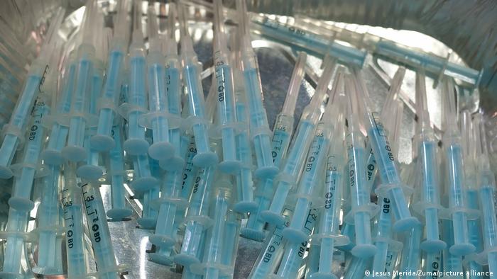 Вакцину AstraZeneca запретили в Дании. Подозрение, что вызывает смертельные побочные эффекты