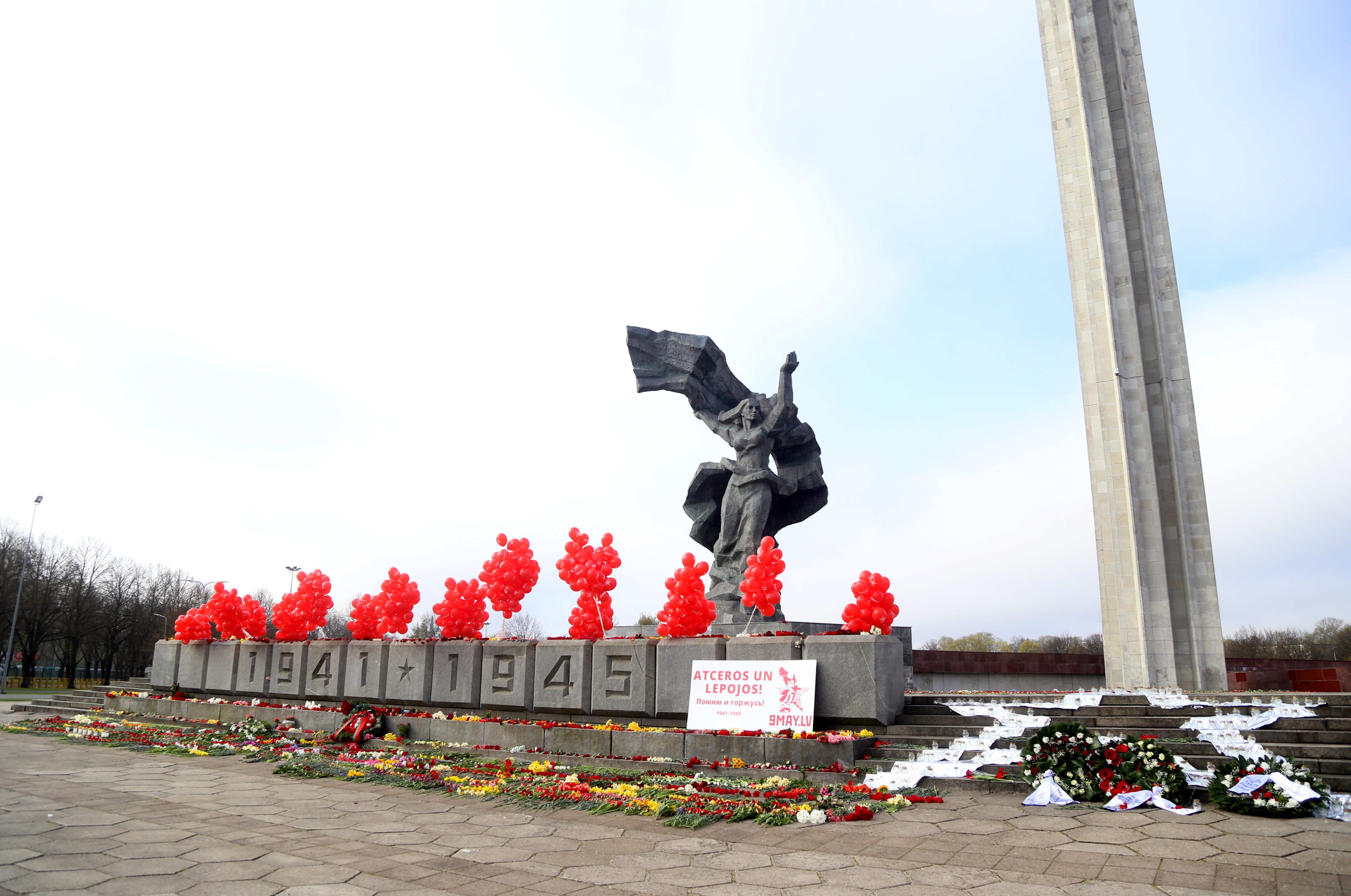 Очередь к памятнику в Парке победы растянулась на несколько сотен метров