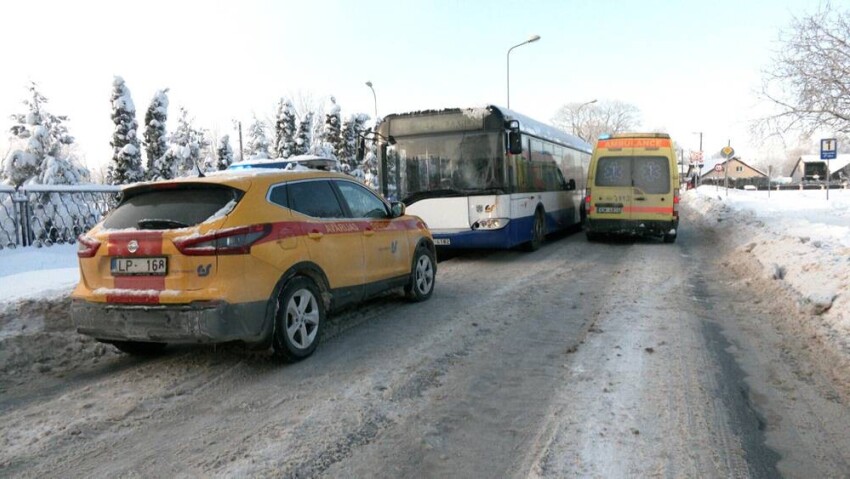 "Она лежала позади него". В Пардаугаве автобус сбил женщину