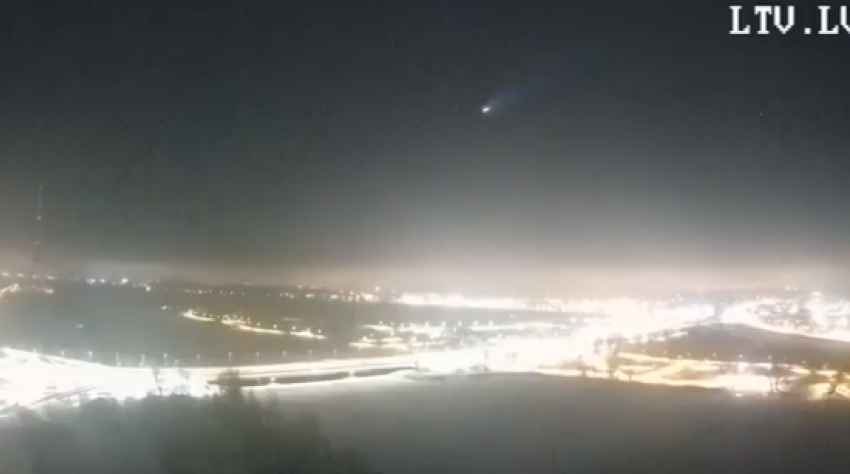 В небе над Латвией пролетел болид (видео)