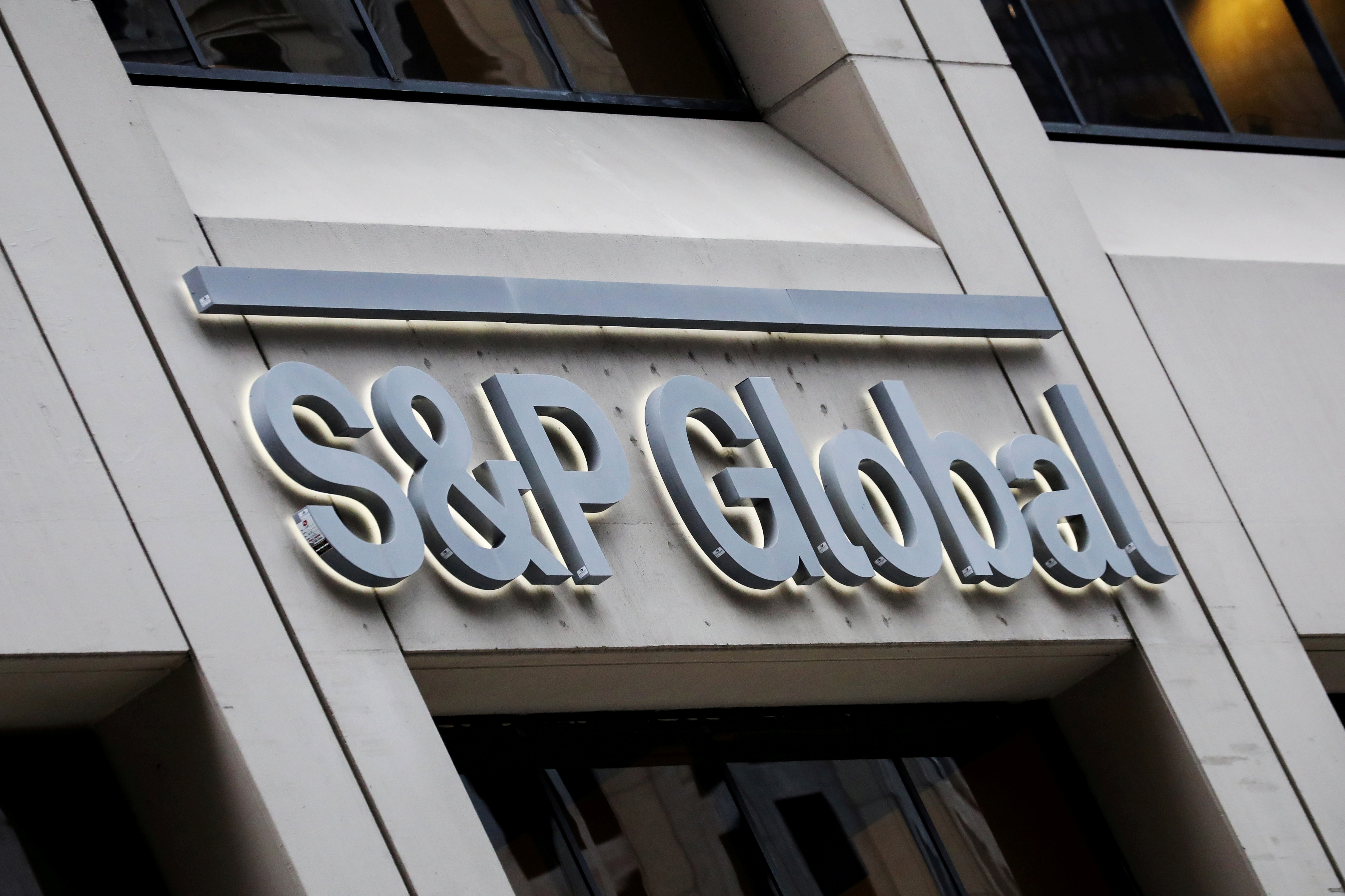 "S&P Global Ratings" сменил будущую оценку кредитного рейтинга Латвии со стабильной на негативную