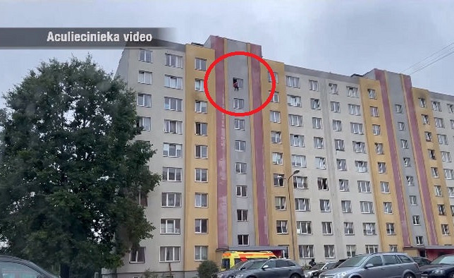 В Пурвциемсе женщина ушла из жизни с восьмого этажа. На глазах у спасателей