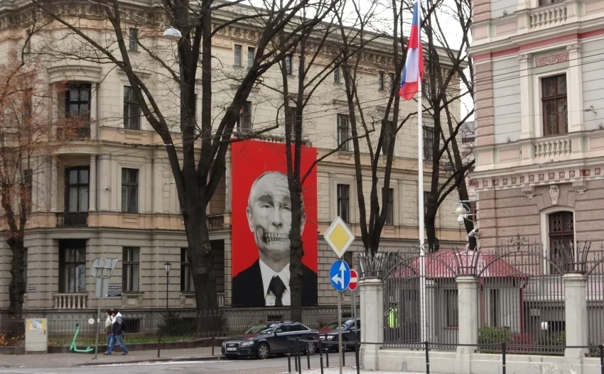 Что прислали в посольство России? Туда прибыли полиция и пожарно-спасательная служба